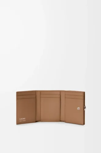 Çakıl desenli dana derisinden üretilmiş çakıl desenli üç katlı cüzdan Mocha