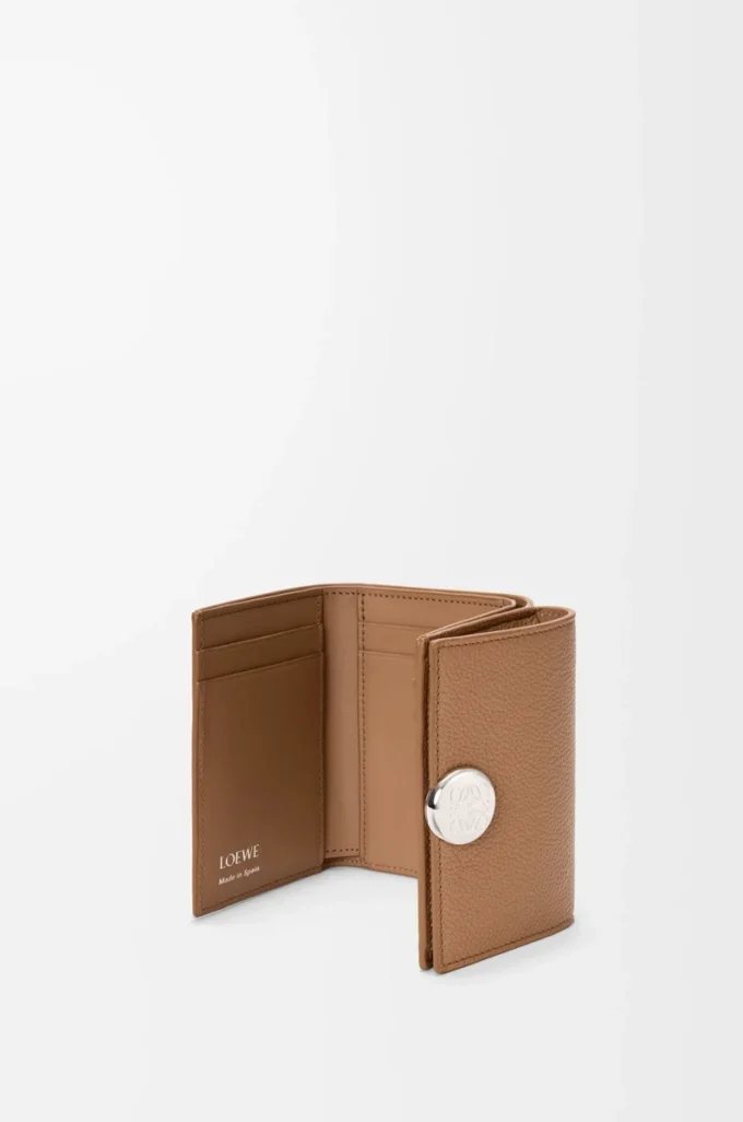 Çakıl desenli dana derisinden üretilmiş çakıl desenli üç katlı cüzdan Mocha