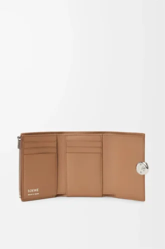 Çakıl desenli dana derisinden üretilmiş küçük dikey cüzdan Mocha