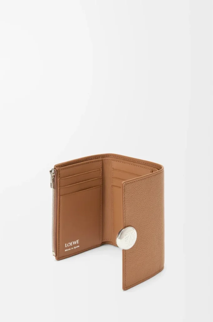 Çakıl desenli dana derisinden üretilmiş küçük dikey cüzdan Mocha