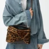Bej/kahverengi baskılı shearling kumaştan üretilmiş küçük Puzzle Edge çanta