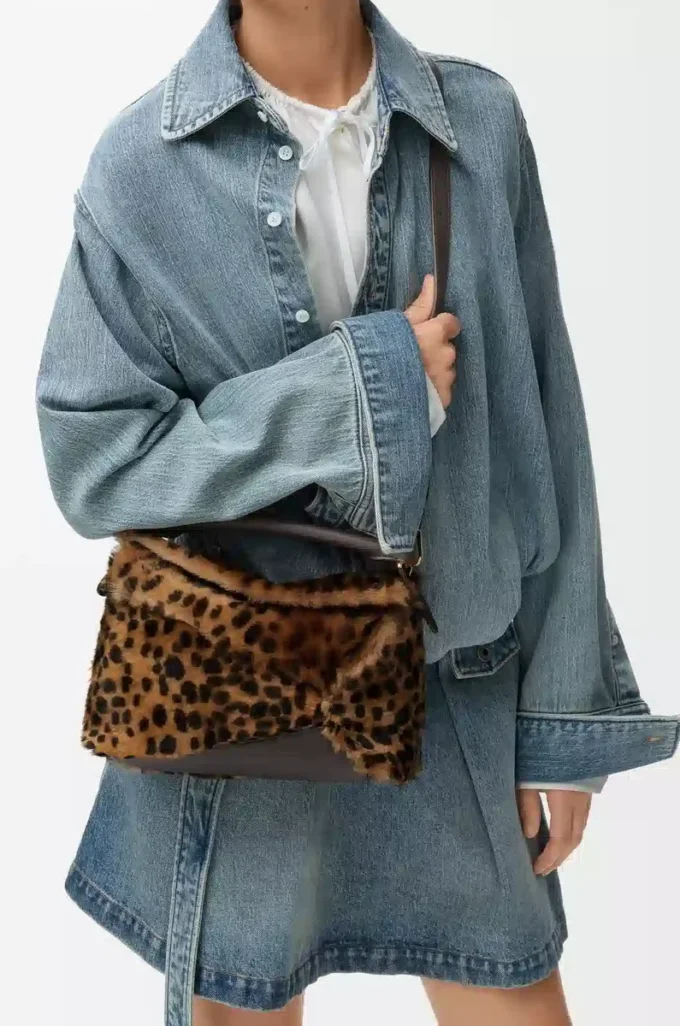 Bej/kahverengi baskılı shearling kumaştan üretilmiş küçük Puzzle Edge çanta