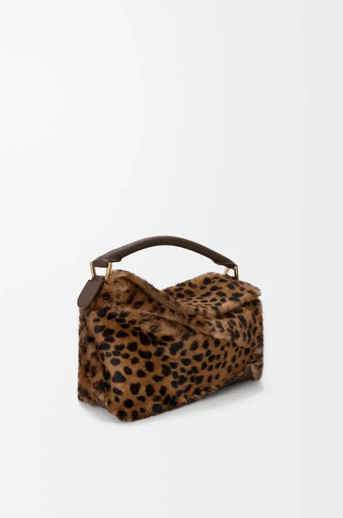 Bej/kahverengi baskılı shearling kumaştan üretilmiş küçük Puzzle Edge çanta