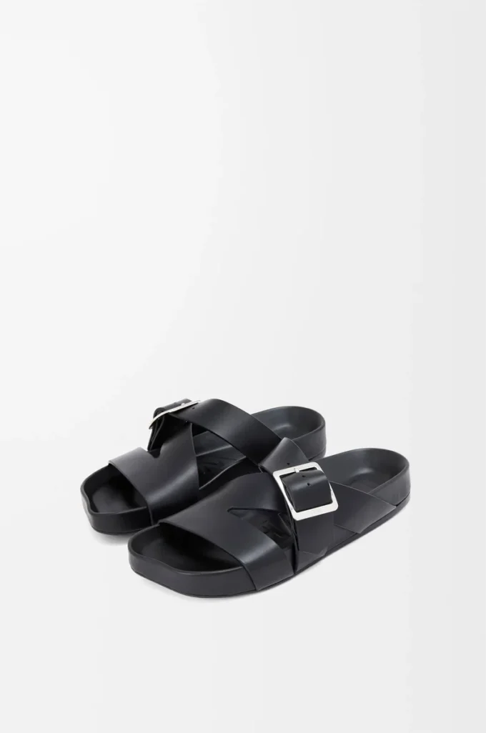 Bitkisel tabaklanmış dana derisinden üretilmiş Ease Buckle terlik Siyah
