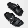 Bitkisel tabaklanmış dana derisinden üretilmiş Ease Buckle terlik Siyah