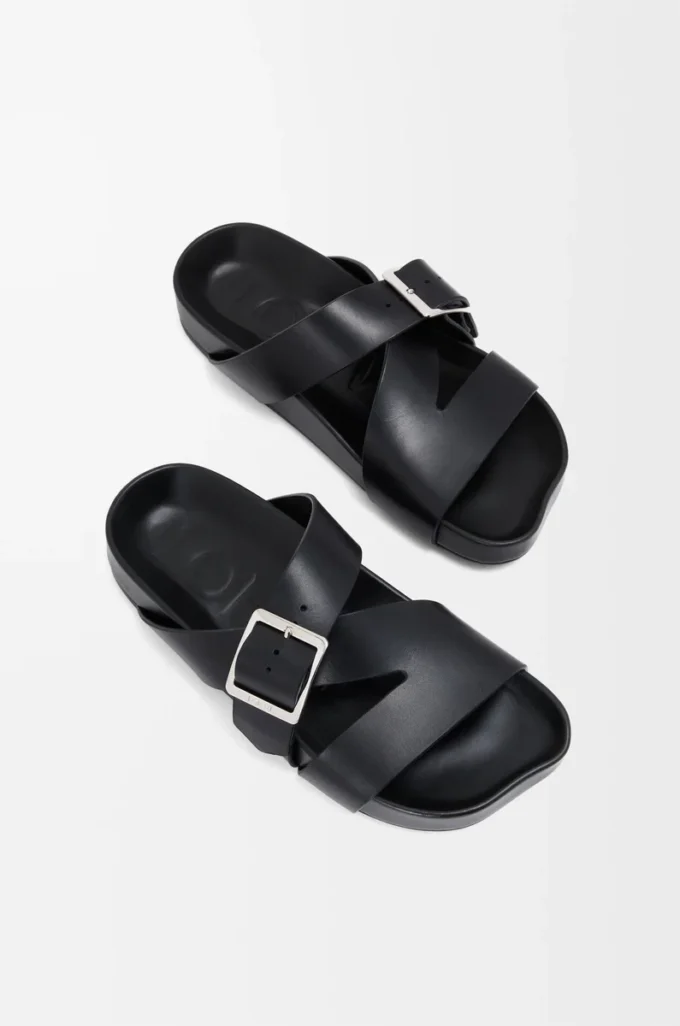 Bitkisel tabaklanmış dana derisinden üretilmiş Ease Buckle terlik Siyah