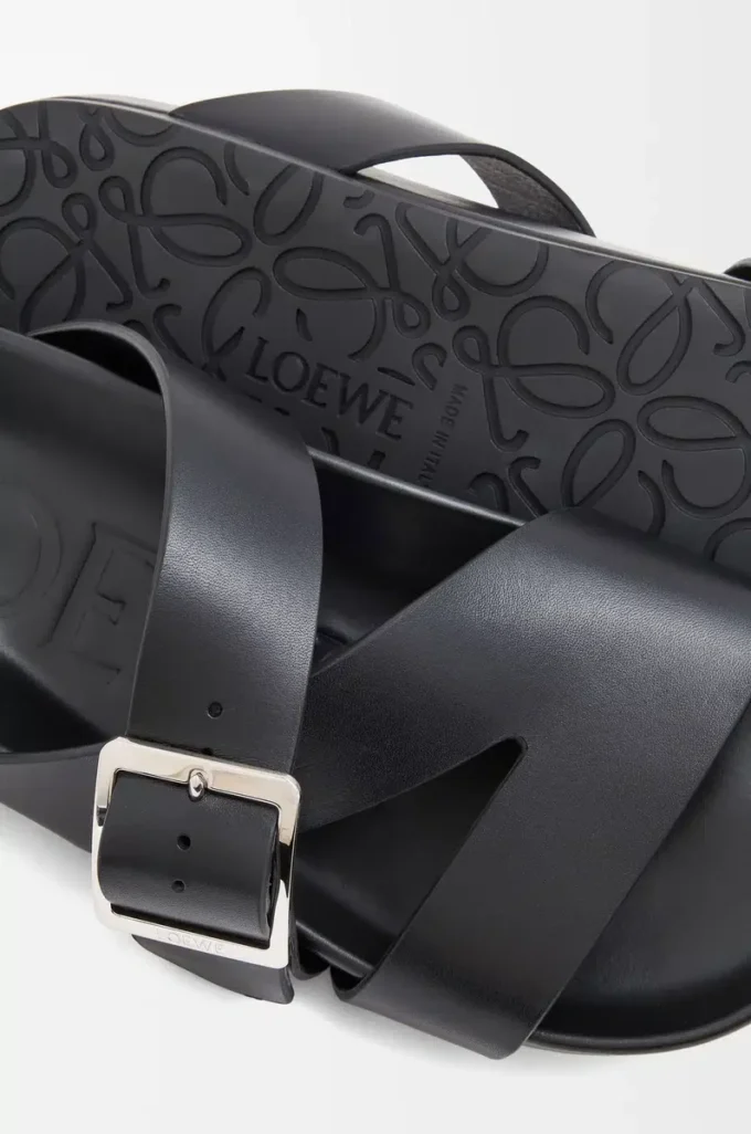 Bitkisel tabaklanmış dana derisinden üretilmiş Ease Buckle terlik Siyah