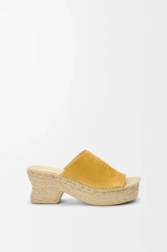 Bitkisel tabaklanmış dana derisinden yapılmış, petal espadrille platform terlik. Okra rengi