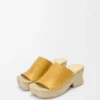 Bitkisel tabaklanmış dana derisinden yapılmış, petal espadrille platform terlik. Okra rengi