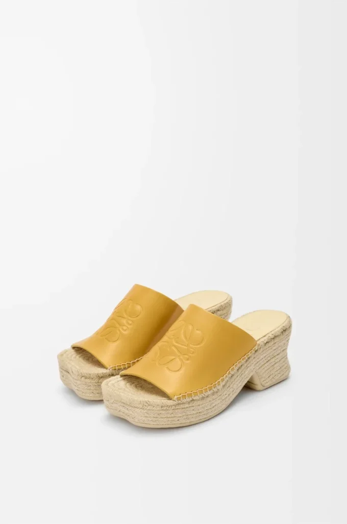 Bitkisel tabaklanmış dana derisinden yapılmış, petal espadrille platform terlik. Okra rengi