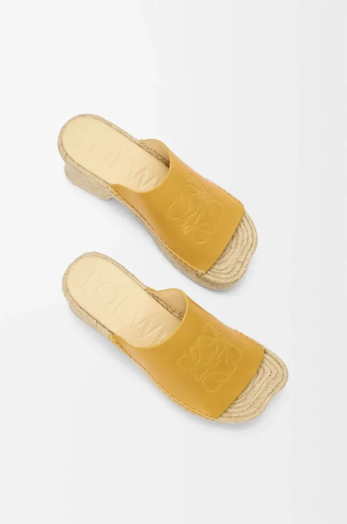 Bitkisel tabaklanmış dana derisinden yapılmış, petal espadrille platform terlik. Okra rengi