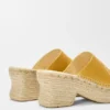Bitkisel tabaklanmış dana derisinden yapılmış, petal espadrille platform terlik. Okra rengi