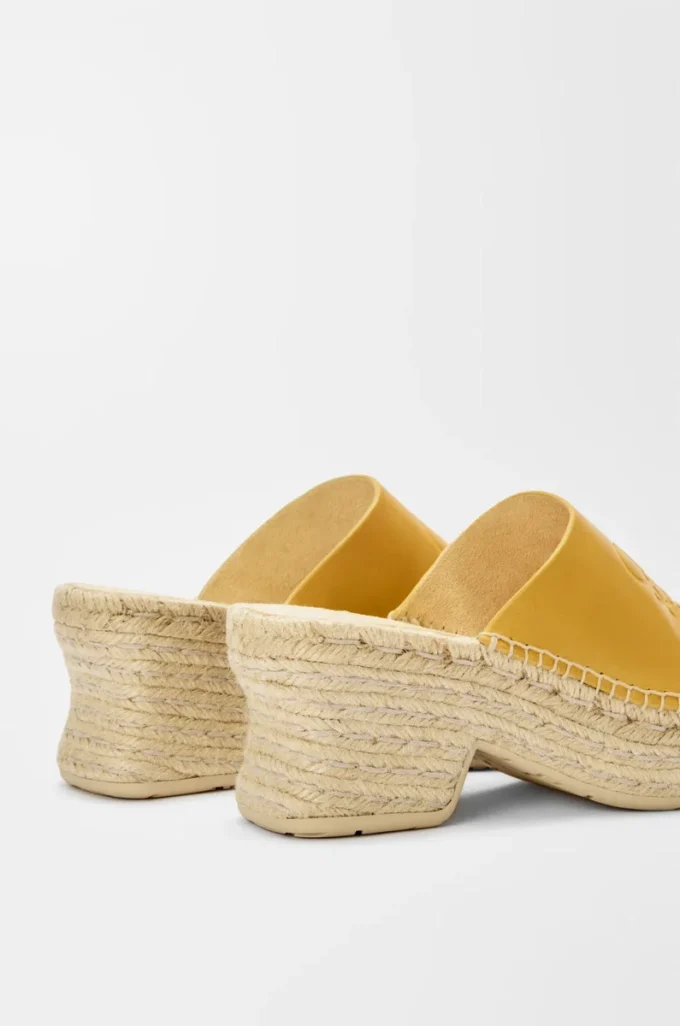 Bitkisel tabaklanmış dana derisinden yapılmış, petal espadrille platform terlik. Okra rengi