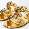 Dana derisi ve kristallerle süslenmiş Petal Flower sandalet Altın