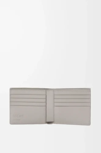 Dokulu klasik dana derisinden üretilmiş iki katlı cüzdan Shell Grey