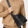Esnek damarlı dana derisinden Loop hobo Siyah