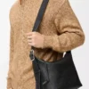 Esnek damarlı dana derisinden Loop hobo Siyah