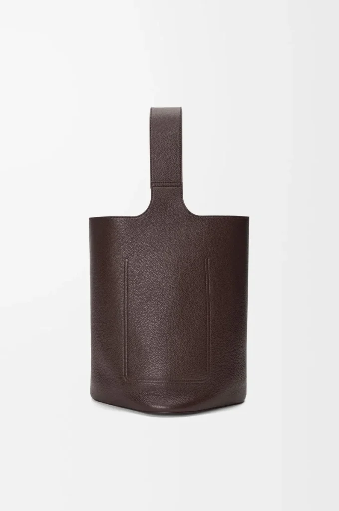 Esnek damarlı dana derisinden üretilmiş büyük Pebble kova çanta Oxblood