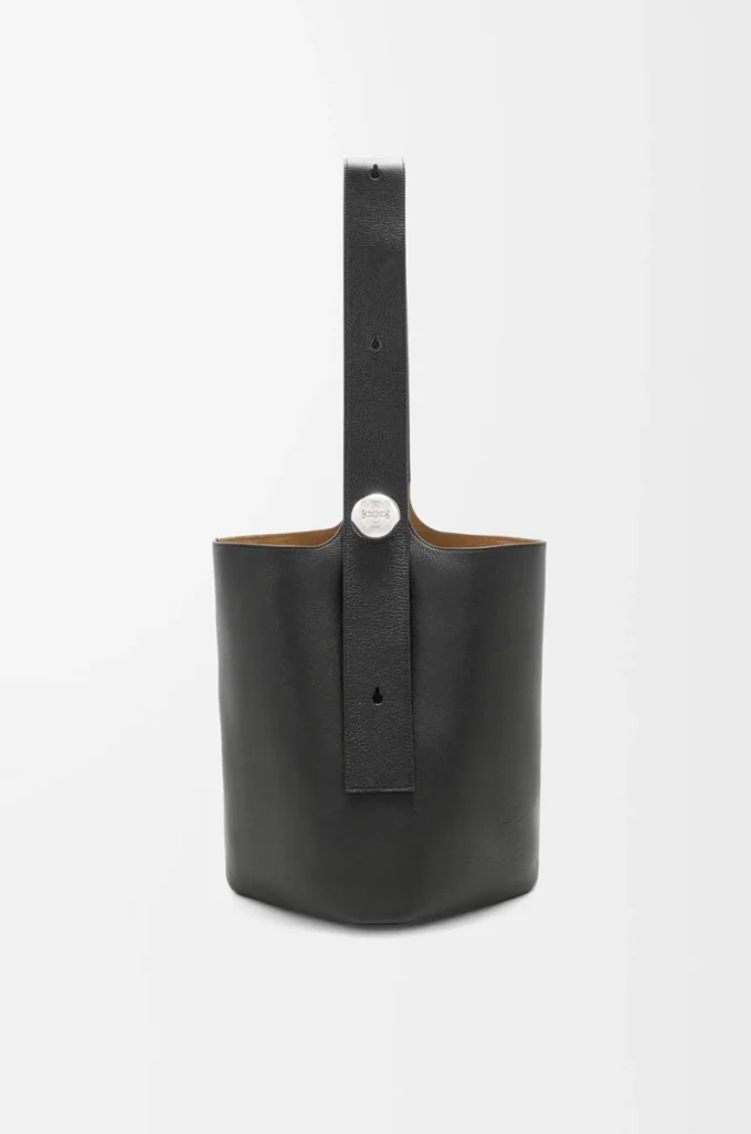 Esnek damarlı dana derisinden üretilmiş büyük Pebble kova çanta, Siyah