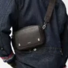 Esnek damarlı dana derisinden üretilmiş küçük Pebble postacı çantası Koyu Gri