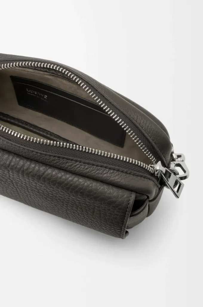 Esnek damarlı dana derisinden üretilmiş küçük Pebble postacı çantası Koyu Gri