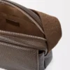 Esnek damarlı dana derisinden üretilmiş orta boy Pebble messenger çanta Tundra