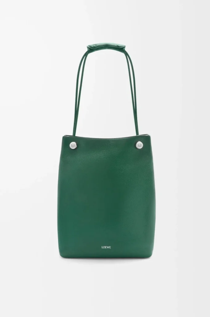 Esnek damarlı dana derisinden üretilmiş Pebble hobo çanta Evergreen