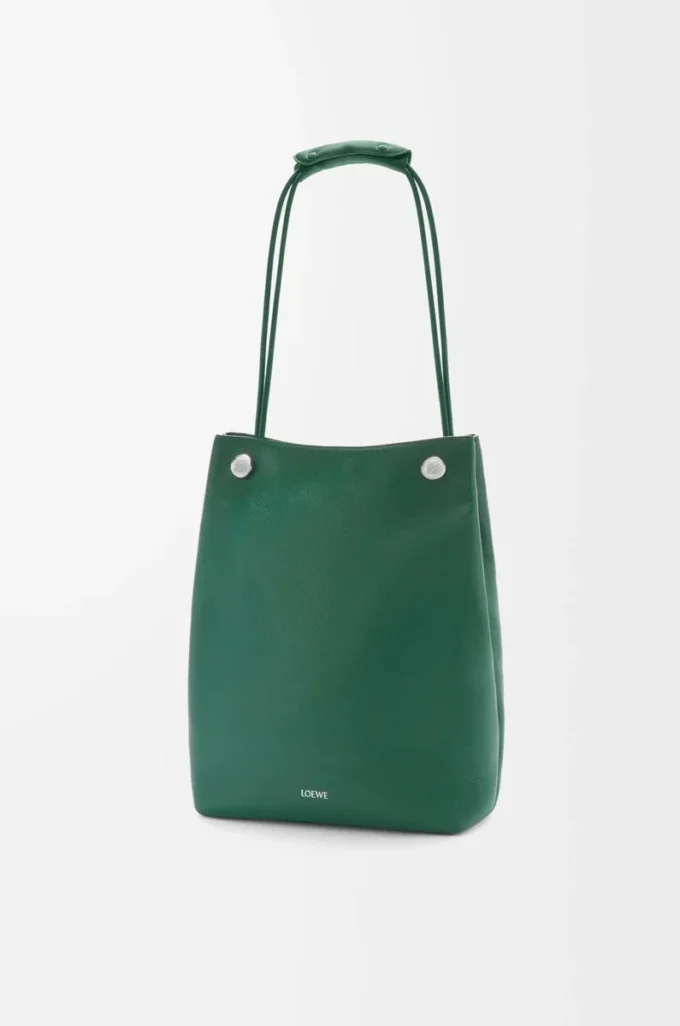 Esnek damarlı dana derisinden üretilmiş Pebble hobo çanta Evergreen