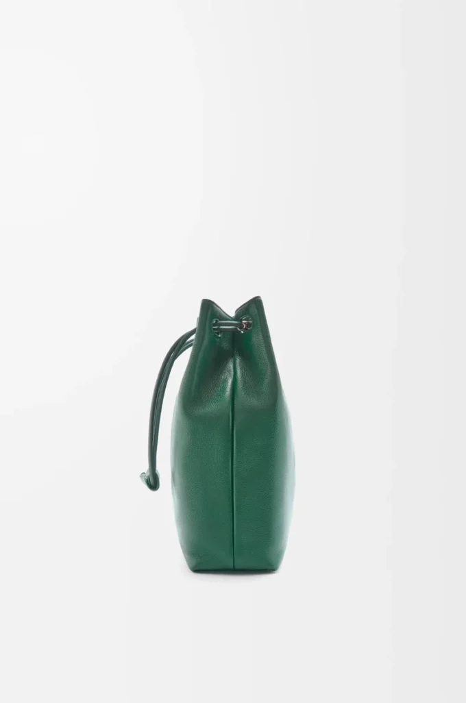 Esnek damarlı dana derisinden üretilmiş Pebble hobo çanta Evergreen