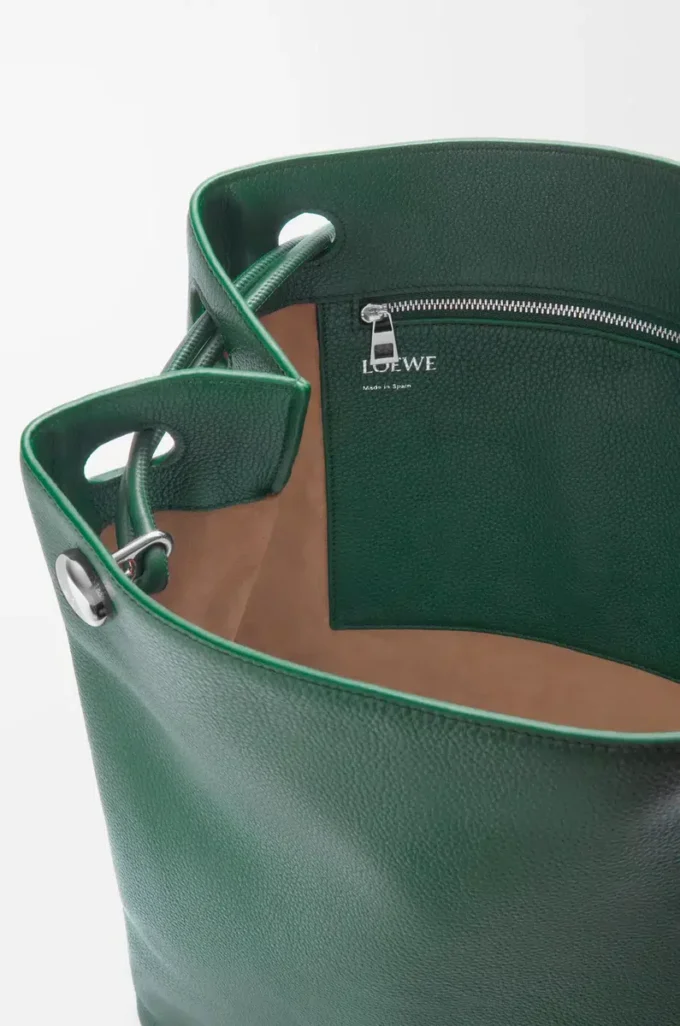 Esnek damarlı dana derisinden üretilmiş Pebble hobo çanta Evergreen