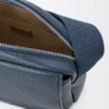 Esnek grenli dana derisinden orta boy Pebble messenger çanta İndigo Boya