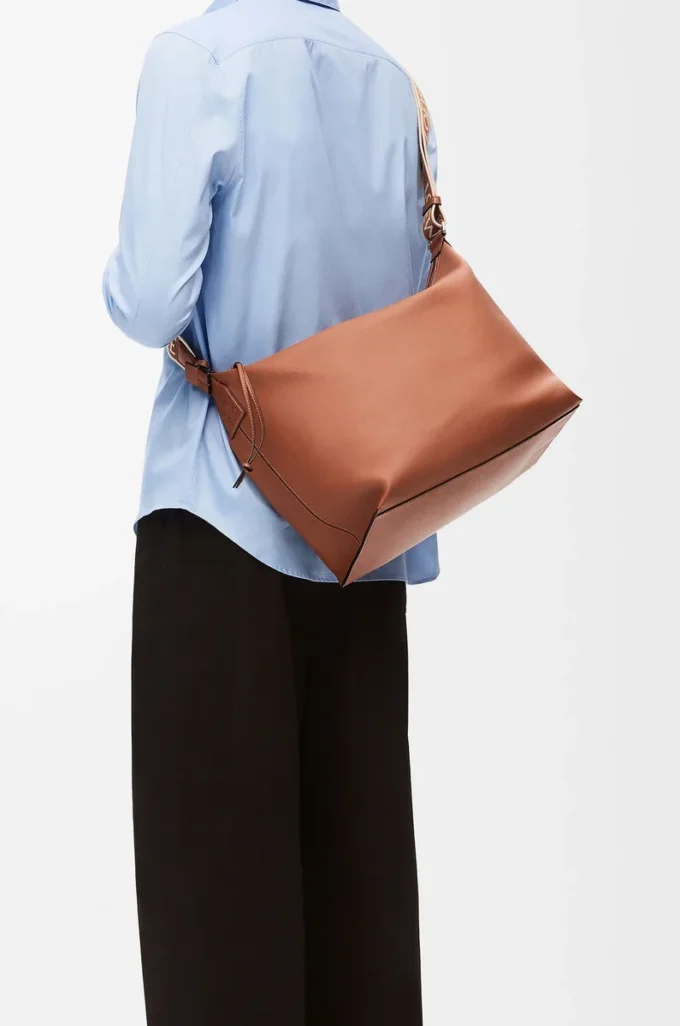 Esnek, pürüzsüz dana derisi ve jakarlı Tan rengi Cubi Crossbody çanta