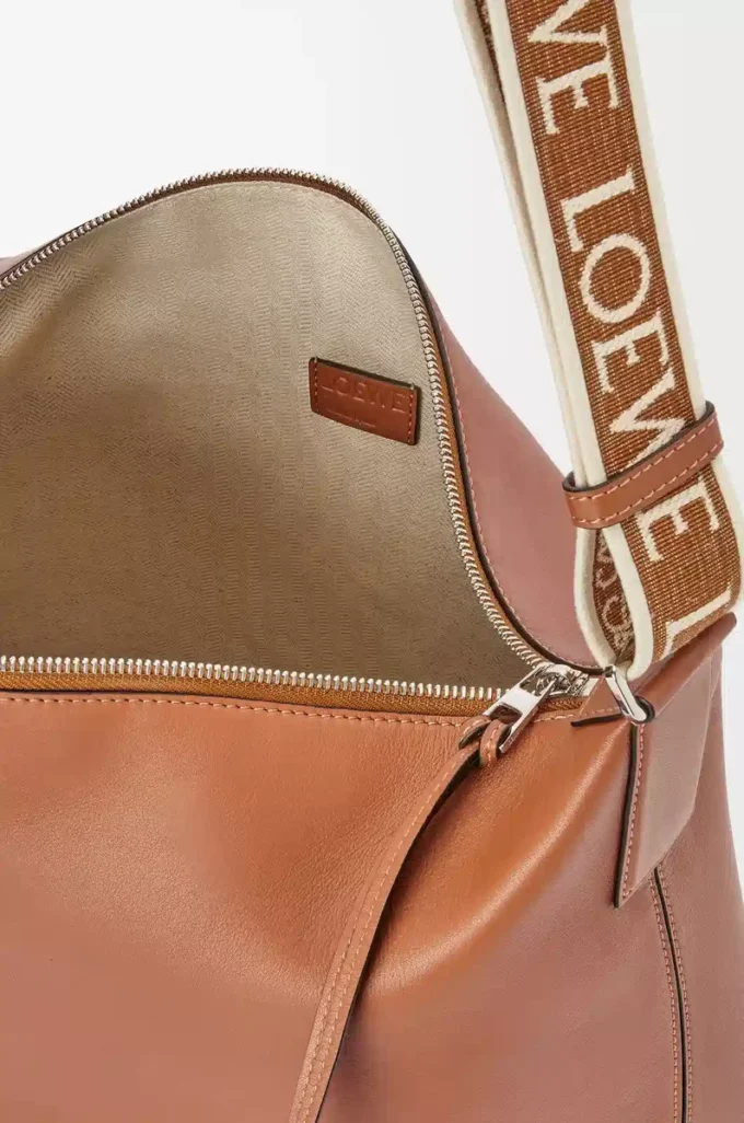 Esnek, pürüzsüz dana derisi ve jakarlı Tan rengi Cubi Crossbody çanta
