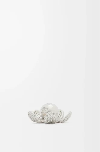 Gümüş ve kristallerden yapılmış Flower Hat kolye ucu Gümüş/Beyaz
