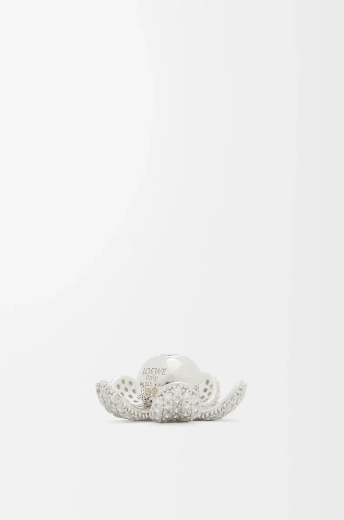 Gümüş ve kristallerden yapılmış Flower Hat kolye ucu Gümüş/Beyaz
