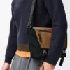 Kanvas ve süetten orta boy Flex messenger çanta Siyah/Koyu Altın