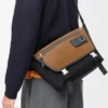 Kanvas ve süetten orta boy Flex messenger çanta Siyah/Koyu Altın