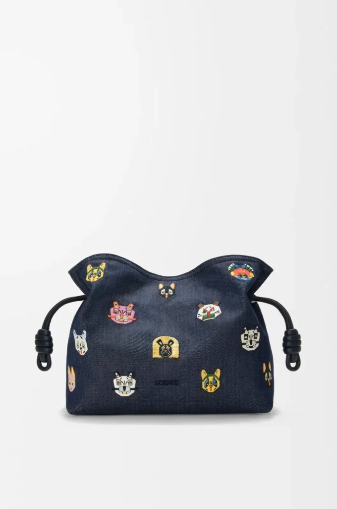 Kediler orta boy Flamenco clutch, işlemeli denim Mavi