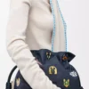 Kediler orta boy Flamenco clutch, işlemeli denim Mavi