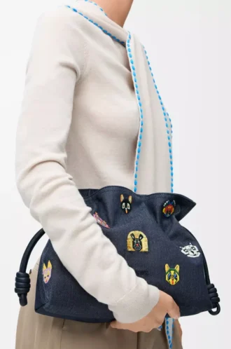 Kediler orta boy Flamenco clutch, işlemeli denim Mavi