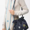 Kediler orta boy Flamenco clutch, işlemeli denim Mavi