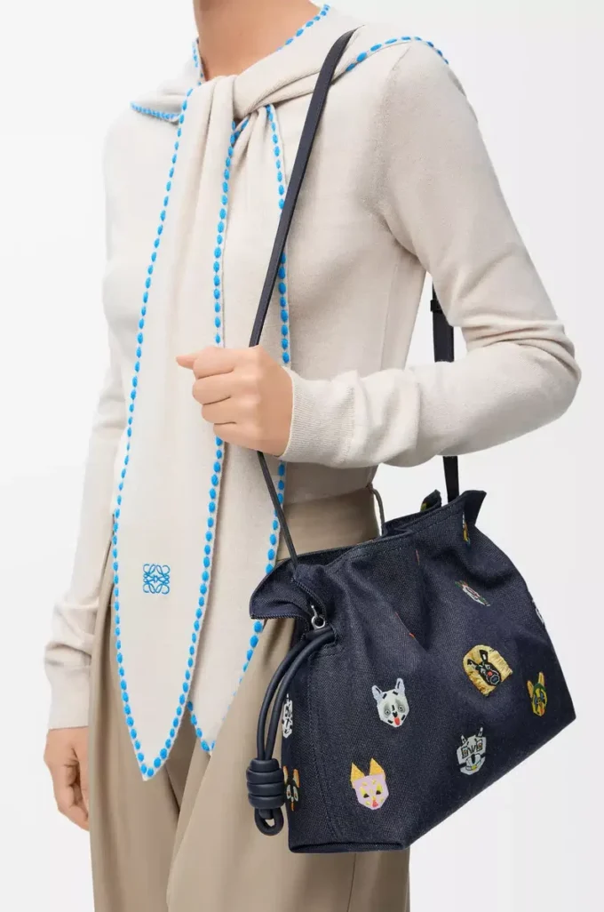 Kediler orta boy Flamenco clutch, işlemeli denim Mavi