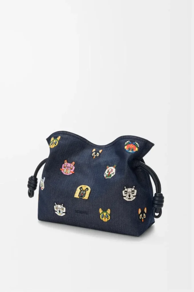 Kediler orta boy Flamenco clutch, işlemeli denim Mavi