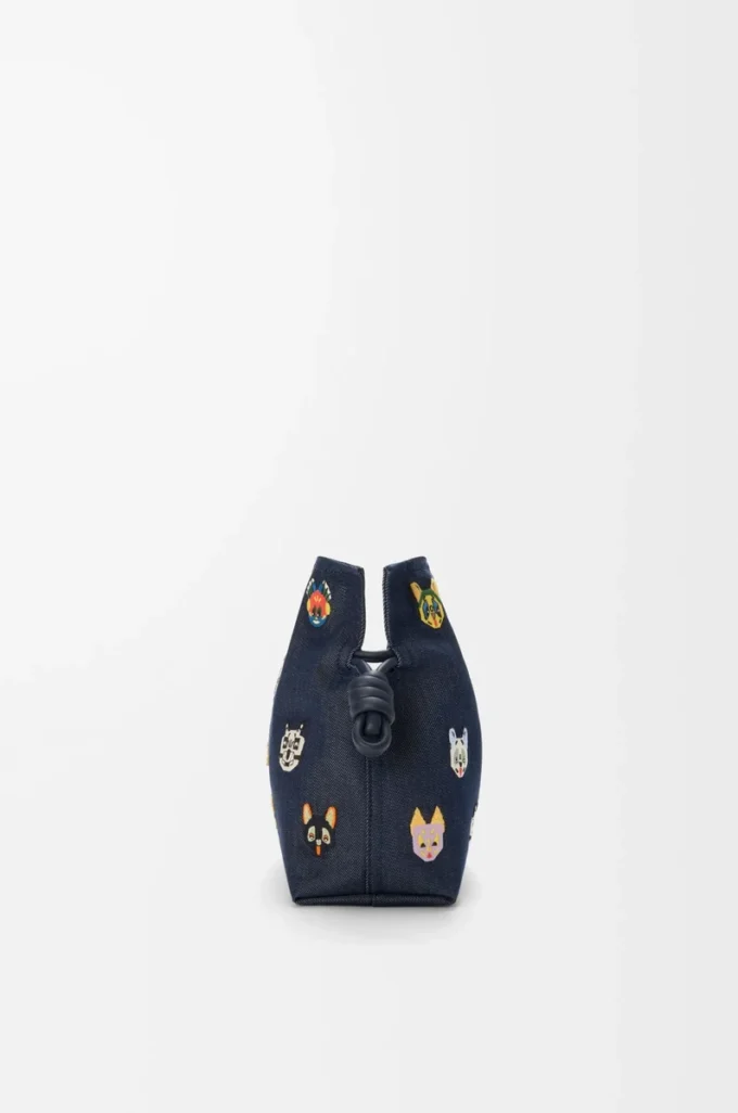 Kediler orta boy Flamenco clutch, işlemeli denim Mavi