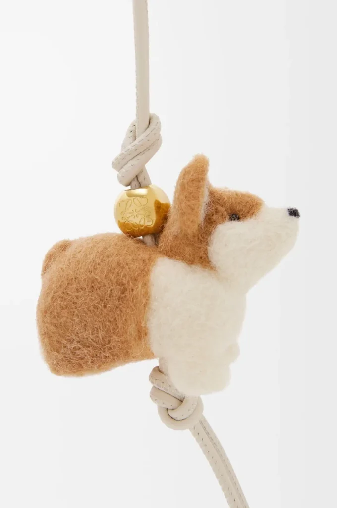 Keçe ve dana derisinden yapılmış Corgi charm Yumuşak Beyaz/Turuncu