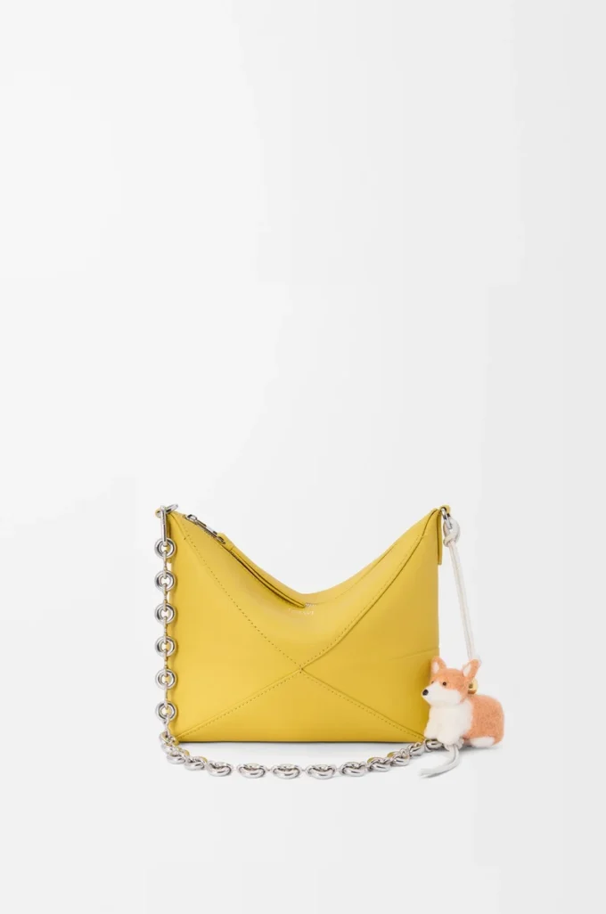 Keçe ve dana derisinden yapılmış Corgi charm Yumuşak Beyaz/Turuncu
