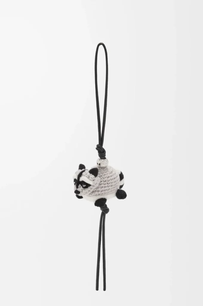 Keçeden yapılmış rakun charm, gri