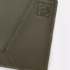 Klasik dana derisinden üretilmiş Puzzle iki katlı cüzdan Koyu Haki