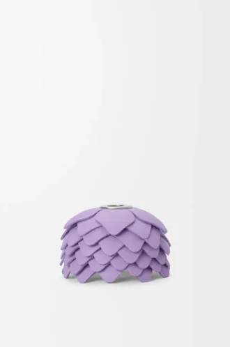 Mauve renkli dana derisinden küçük çiçek charm
