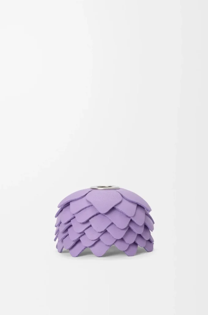 Mauve renkli dana derisinden küçük çiçek charm